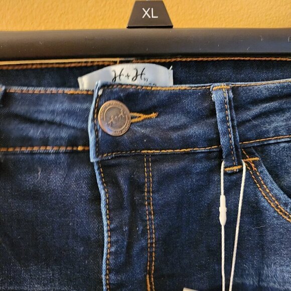 Harmony & Hevoc Bermuda Shorts - Picture 6 of 7